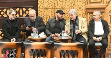 أحمد السقا وإدورد وأحمد فهيم وإسلام جمال يقدمون العزاء فى والد مى عمر.. صور 