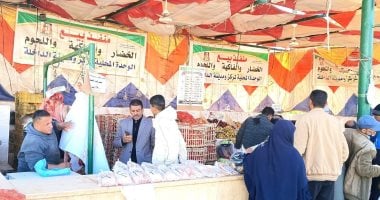 منافذ البيع الحكومية المخفضة بالوادى الجديد تقضى على ظاهرة احتكار السلع الغذائية والخضروات والفاكهة.. تخفيضات تصل إلى 30% طوال شهر رمضان وطرح لحوم بيضاء مجمدة بسعر 75 جنيها للكيلو واللحوم بسعر 330 جنيها للكيلو