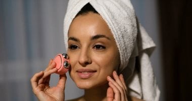 أجهزة التجميل موضة 2026.. هل تهجر النساء الصالونات وتفضل العناية المنزلية؟