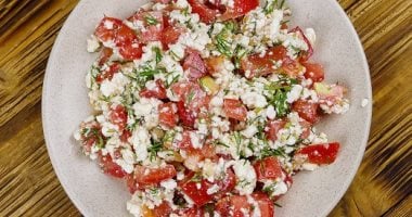 سحور 16 رمضان.. طريقة عمل سلطة جبنة قريش لذيذة وصحية 