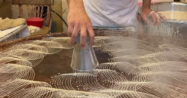 حلويات زمان.. صناعة الكنافة اليدوى على الفرن البلدى بالدقهلية لها مذاق خاص