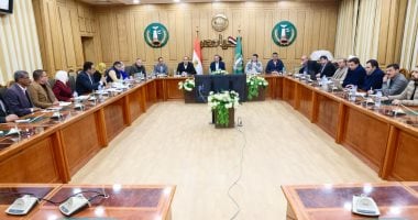 محافظ المنوفية يستعرض معدلات الأداء بمشروعات الخطة الاستثمارية وملفات التصالح