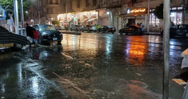 أمطار تضرب الإسكندرية ليلاً مع انخفاض درجات الحرارة.. فيديو