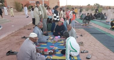 رمضان فى النوبة يوحد الشعوب.. مائدة واحدة أسبوعياً تجمع المصريين والسودانيين فى أسوان.. كركر محطة الأشقاء تتحول لأجواء إفطار جماعى مميزة.. والأبريه والكركديه مشروبات الأصالة.. صور