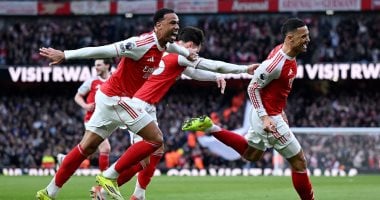 احتفال فريق أرسنال بالهدف الأول ضد تشيلسي