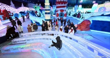 «شتاء بلا حدود».. سياح يستمتعون بعالم هاربين للجليد والثلج فى الصين