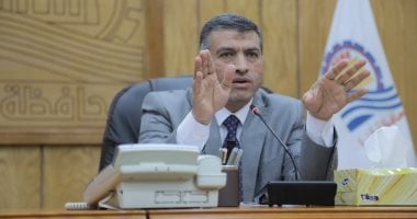 محافظ قنا يستعرض 235 طلبا للمواطنين في أول لقاء مترجم بلغة الإشارة