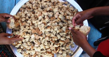 أسرار المطبخ الجنوبى.. أشهر الأكلات التراثية لدى أبناء النوبة وأسوان.. رحلة بين نكهات مائدة الجنوب.. الإتر والخمريد وجبة صحية للصائم فى رمضان.. والسيدات يخبزن العيش الملتوت والدوكة لا تخلو من البيت النوبى.. صور