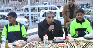 محافظ الدقهلية يشارك عمال النظافة حفل الإفطار السنوي تقديرًا لجهودهم   