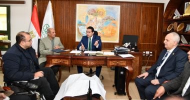 نائب محافظ الفيوم يعقد اجتماعا لإحكام الرقابة على تراخيص البناء
