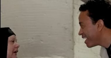 بركة رمضان يتكلف بعملية مياه بيضاء لعين الحاجة منيرة وهدية 100 ألف جنيه