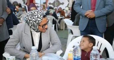 محافظ الوادى الجديد تشارك أهالى قرية اللواء صبيح الإفطار الرمضاني بمركز الفرافرة