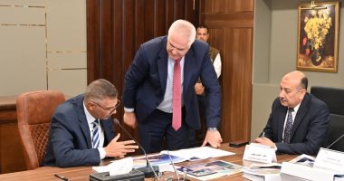 محافظ جنوب سيناء يستقبل وفد الشركة المنفذة لمشروع إنشاء محطة إنتاج الهيدروجين الأخضر