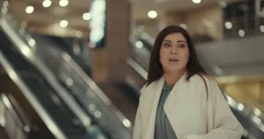 مسلسل اللون الأزرق.. حمزة يختفى فى المطار وأمنة تنجح بالعثور عليه
