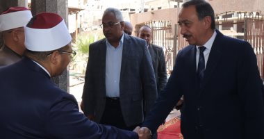 محافظ سوهاج يستمع إلى مطالب المواطنين عقب صلاة الجمعة بمسجد العارف