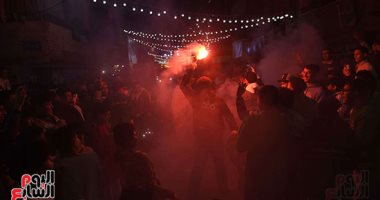 سماء إمبابة تتزين بالبالونات احتفالا بانتهاء أكبر مائدة إفطار تجمع آلاف السكان.. صور 