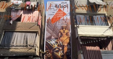 أهالى إمبابة عيلة واحدة.. الشباب يجهزون مائدة بطول 43 شارعًا.. شارع الاعتماد يتحول إلى متحف مفتوح.. تماثيل فرعونية ومجسم للكعبة وفانوس بطول 10 أمتار.. والألعاب النارية والأجواء الكرنفالية تخطف الأنظار.. صور
