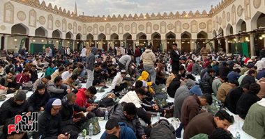 الطلاب الوافدون يجتمعون على مائدة إفطار اليوم السادس عشر بصحن الجامع الأزهر