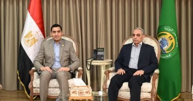وزير الرياضة يلتقى محافظ الإسماعيلية في مستهل جولته