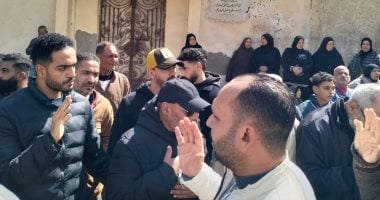 الشحات مبروك يتلقى العزاء على المقابر عقب دفن جثمان زوجته