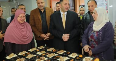 محافظ دمياط يتفقد "مطبخ المصرية.. بإيد بناتها" بمدرسة رأس البر الفندقية