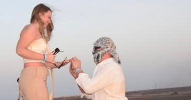 سائح رومانى يقدم خاتم الزفاف لحبيبته فى مرسى علم