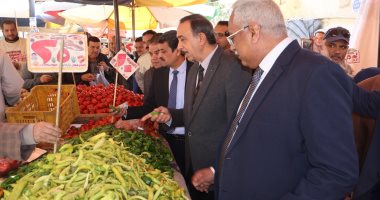 محافظ سوهاج يتفقد عددًا من الأسواق والهايبر ماركت للاطمئنان على توافر السلع
