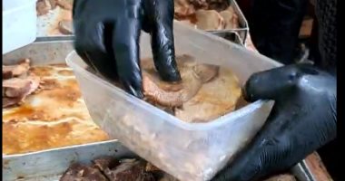 10 آلاف وجبة في أكبر مائدة إفطار أمام مسجد السيدة نفيسة