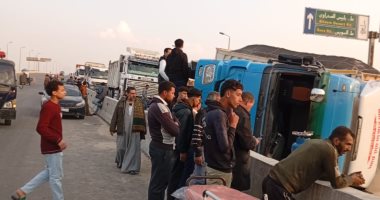 انقلاب سيارة نقل محملة رمال أعلى الإقليمي بالشرقية