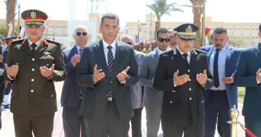 محافظ البحر الأحمر يضع إكليل من الزهور على النصب التذكاري للشهداء بالغردقة