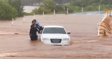 بين الحياة والموت.. لحظات مرعبة لإنقاذ طفل من سيارة غمرتها فيضانات أستراليا