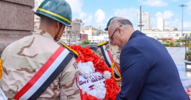محافظ الإسكندرية يضع إكليل الزهور على النصب التذكارى للشهداء