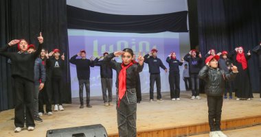 محافظ كفر الشيخ يشهد احتفالية «يوم الشهيد» بالمسرح المدرسى