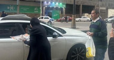 والدة الشهيد عبدالله الحمامي توزع التمور على الصائمين بشوارع بورسعيد.. فيديو