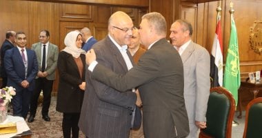 محافظ القليوبية يستقبل أيمن عطية محافظ الإسكندرية لتكريمه تقديرًا لجهوده