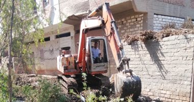 بدء تغطية وتطهير مصرف الطريق المؤدى لمدرسة فزارة بالمراغة فى سوهاج