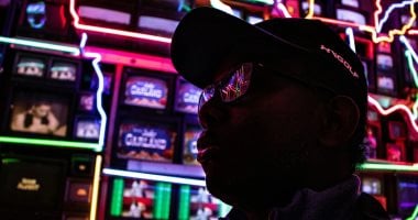 تحقيق يكشف: روبوتات الذكاء الاصطناعى توجه المستخدمين لمواقع غير قانونية