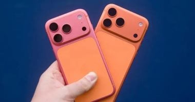 شكوى من تحول لون أيفون 17 البرتقالى إلى وردى.. ومستخدمون يستبدلون أجهزتهم
