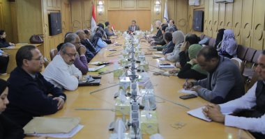 محافظ قنا يستعرض المخطط التفصيلي لمشروع حينا ويوجه بتسريع إجراءات تراخيص البناء