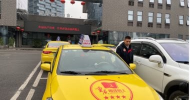 من سائق تاكسى إلى قبة البرلمان: قصة الشاب الصينى يين تشيلونغ تبهر بكين