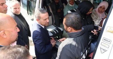 محافظ المنوفية يتفقد مواقف سيارات الأجرة لمتابعة الالتزام بالتعريفة الجديدة