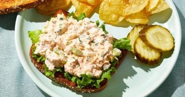 سحور 21 رمضان.. طريقة عمل سلطة تونة بالمايونيز والخضار