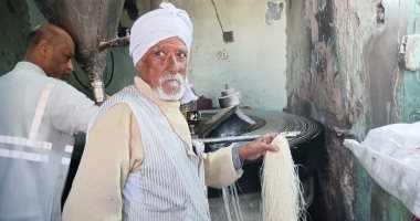 عم ربيع.. 80 سنة ومازال يبيع الكنافة فى قنا: بدأت بـ 40 قرشا للكيلو (صور)