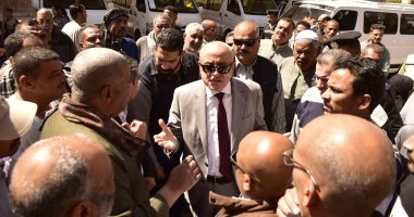 محافظ الأقصر يتفقد موقف أرمنت والبياضية لمتابعة تطبيق تعريفة الركوب الجديدة