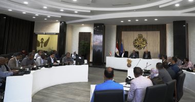 محافظ أسوان يوجه بحزمة إجراءات لترشيد الطاقة وضبط الأسواق