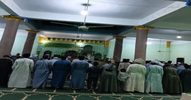 بث مباشر.. سكينة وخشوع فى صلاة التراويح بأسوان