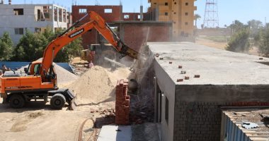 إزالة لمخالفة بناء بأحد مصانع تعبئة الخضراوات بقرية أبوسلطان بالإسماعيلية