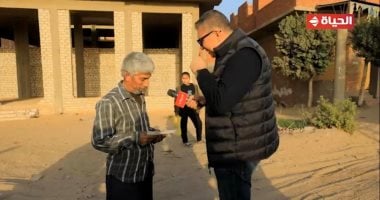 الصدفة تجمع عامل نظافة بعمرو الليثي في أجمل ناس ويجبر بخاطره ويهديه جائزة مالية