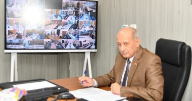 سكرتير عام الفيوم يتابع حالة المواقف ومحطات الوقود بالفيديو كونفرانس