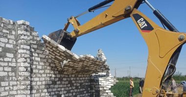 إزالة 10 حالات تعدٍ على الأراضى الزراعية بقرى مركز البلينا بسوهاج